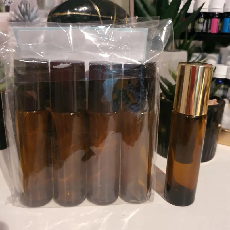 Set 4 sticlute  cu roll-on ambra  capac  negru  10 ml