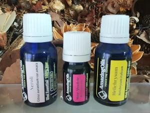 Compusii Chimici și Proprietățile Anti-Aging ale Uleiurilor Esențiale de Trandafir, Helichrysum și Neroli