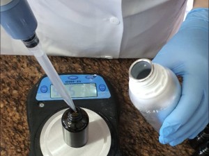 Hedione – Molecula care a schimbat parfumeria modernă